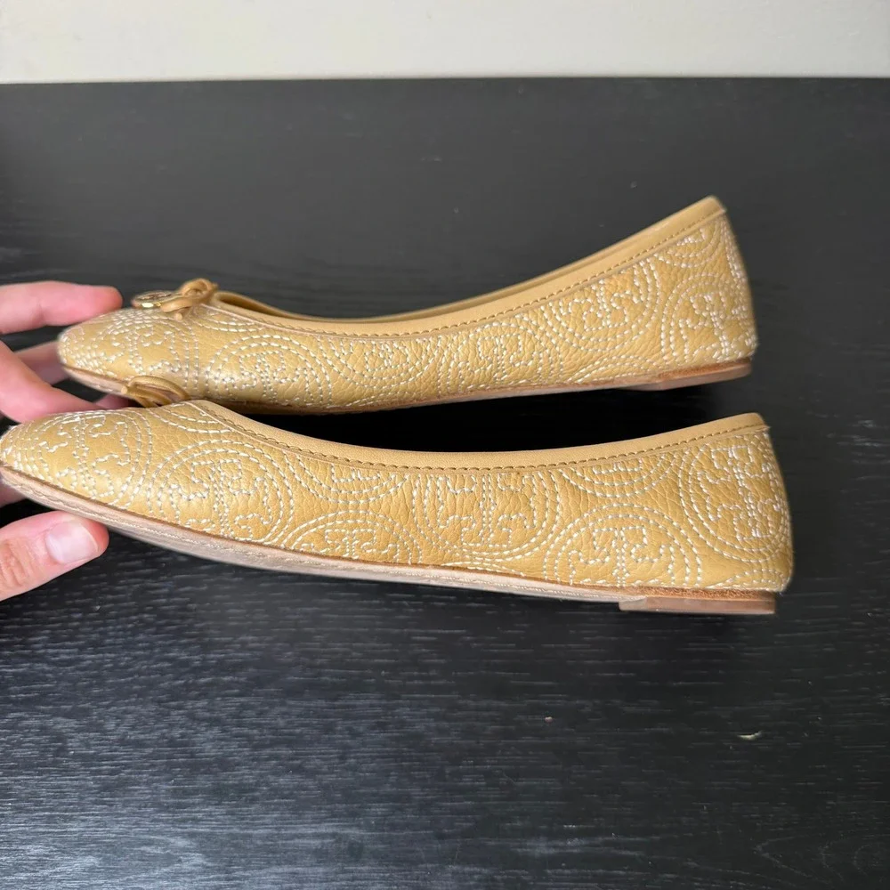 Tory Burch Tan Leather Logo Stitched Ballet Flats Preppy Trendy Gold Charm 6.5M